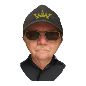 Digitális portrékép egy idősebb férfiról fekete sapkában, amelyen sárga korona embléma látható. Napszemüveget visel, világos bajusszal és komoly arckifejezéssel. A háttér egyszínű világoskék.